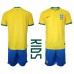 Günstige Brasilien Babykleidung Heim Fussballtrikot Kinder WM 2022 Kurzarm (+ kurze hosen)